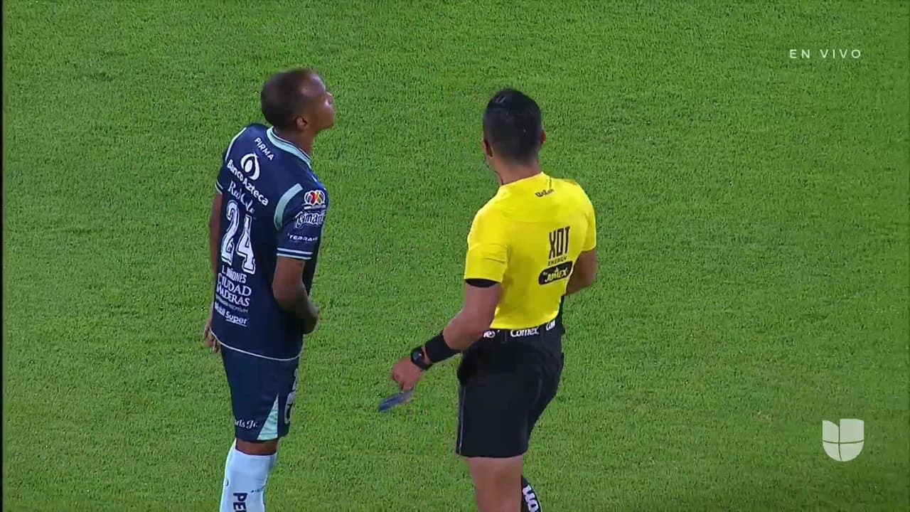 Arranca el partido y la pelota está en juego.