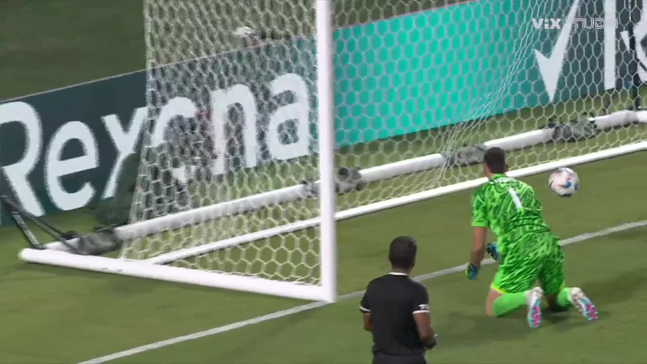 ¡GOL!  anota para Uruguay. Luis Suárez