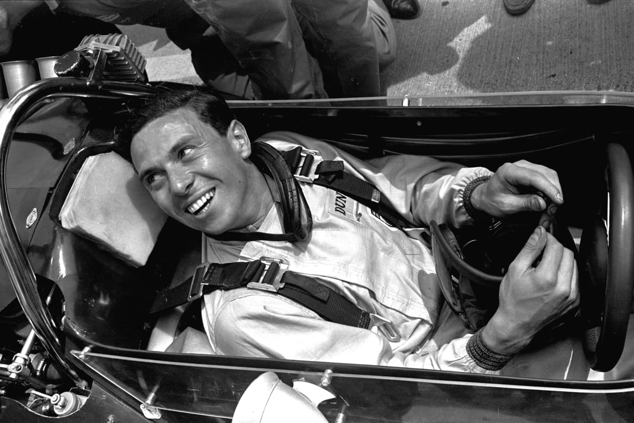 Jim Clark es un expiloto británciso que además de sus 25 victorias, logró conquistar dos títlos mundiales de la Fórmula 1.