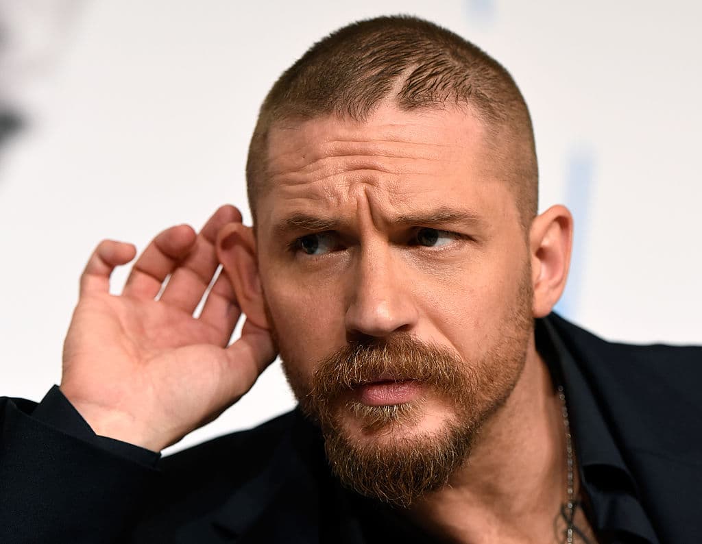 Tom Hardy e Idris Elba son fuertes contendientes para personificar al espía del MI6.