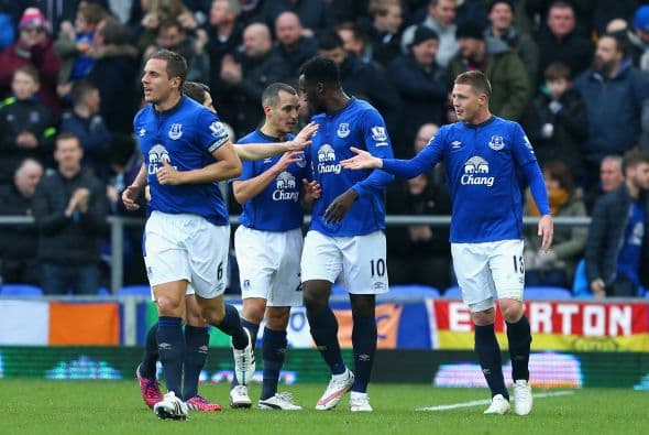 En el otro partido dominical el Everton goleó al Newcastle United por 3-0.