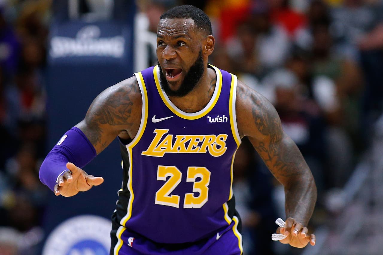 LeBron James (Los Ángeles Lakers) gana 35.7 millones de dólares al año, por lo que serían 685.000 dólares semanales.