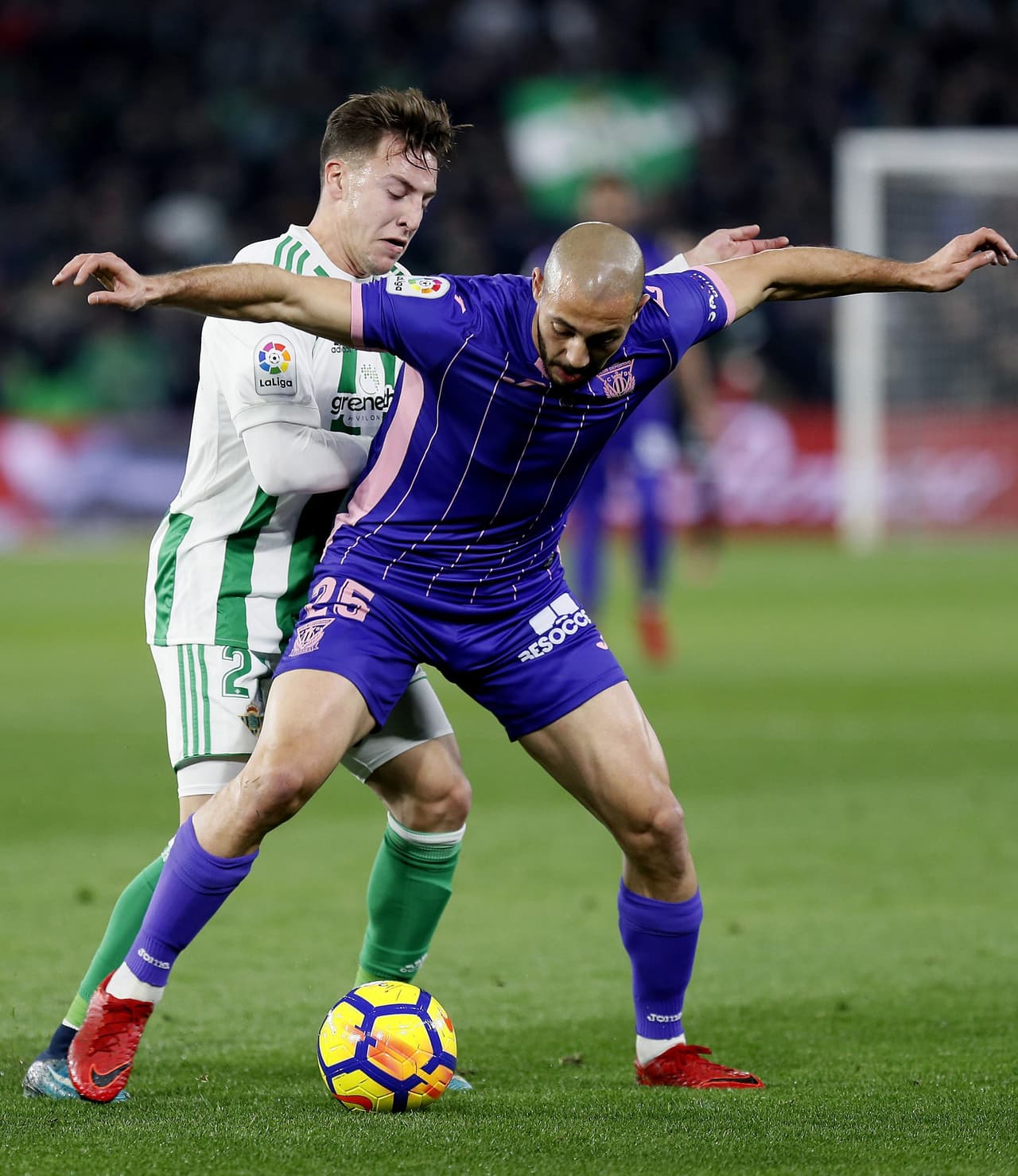 GRAF2735. SEVILLA, 15/01/2018.- El defensa del Real Betis Francis Guerrero (i) presiona al marroquí Nordin Amrabat, centrocampista del Leganés, durante el partido de la decimonovena jornada de Liga en Primera División que se disputa hoy en el estadio Benito Villamarín, en Sevilla. EFE/José Manuel Vidal.