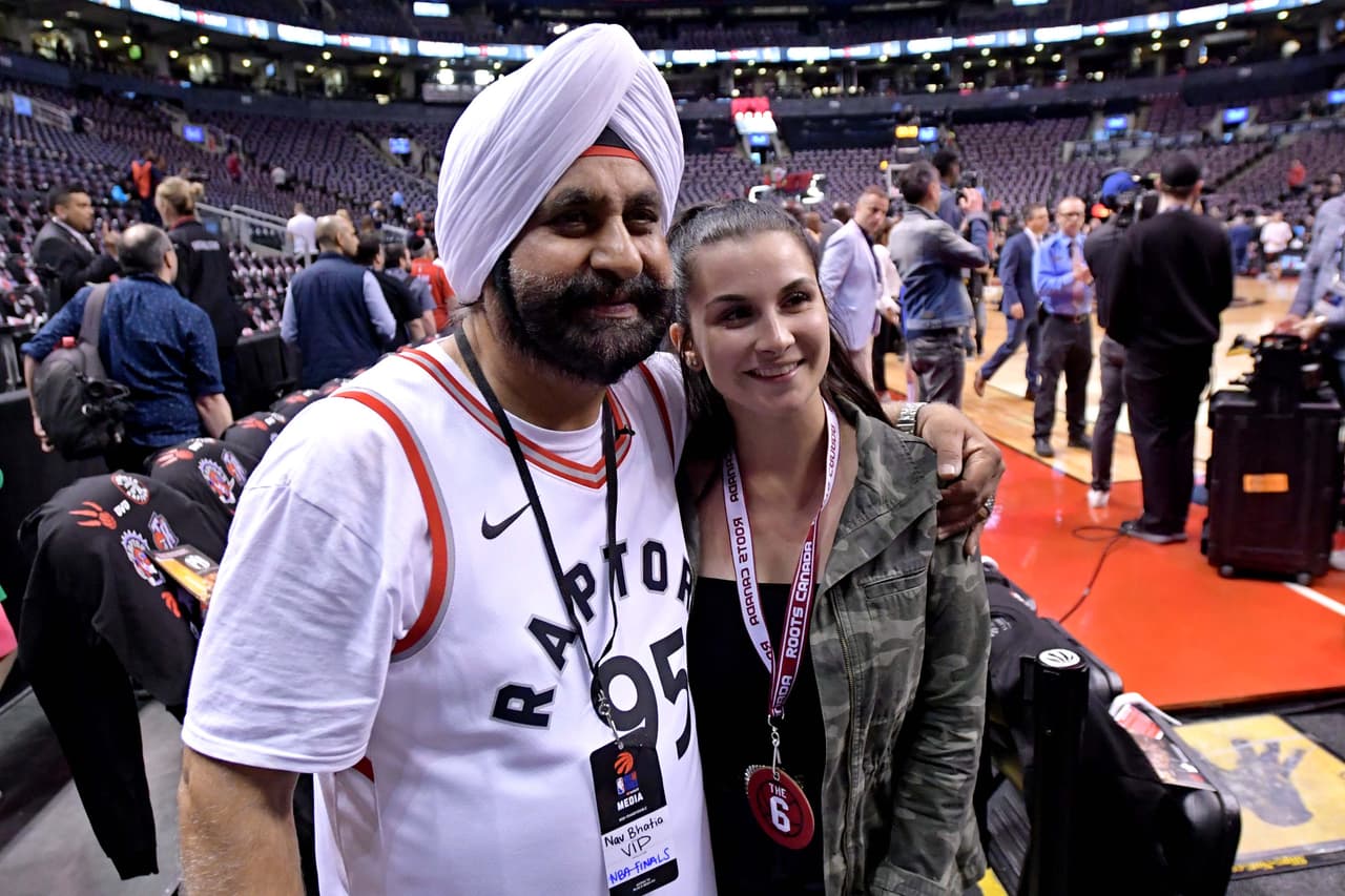 Un ambiente inmejorable el que se vivía en Toronto por el histórico arribo de sus Raptors a unas Finales de la NBA por vez primera. Dentro y fuera de Scotiabank Arena los aficionados se congregaron para estar presentes en el Juego 1 de las Finales y le aportaron mucho color a la previa del primer juego de la serie que tendrá su segunda cita el domingo próximo.