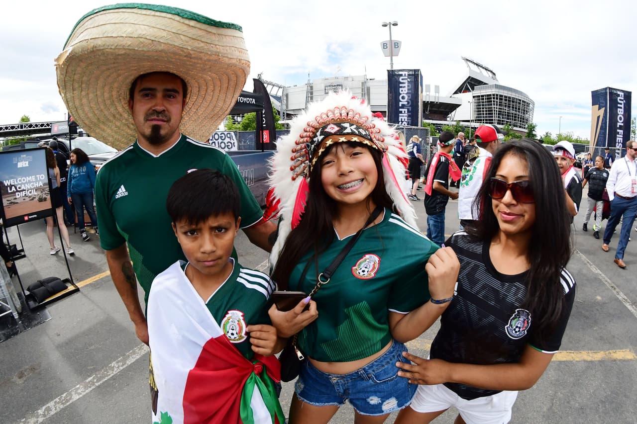 La afición mexicana llegó desde temprano para apoyar a la Selección Mexicana en su partido por la Copa Oro ante Canadá en Broncos Stadium en Denver. Como siempre, los seguidores del Tricolor le ponen un sabor especial a los partidos con su colorido, sus pancartas y las ocurrencias en la tribuna.