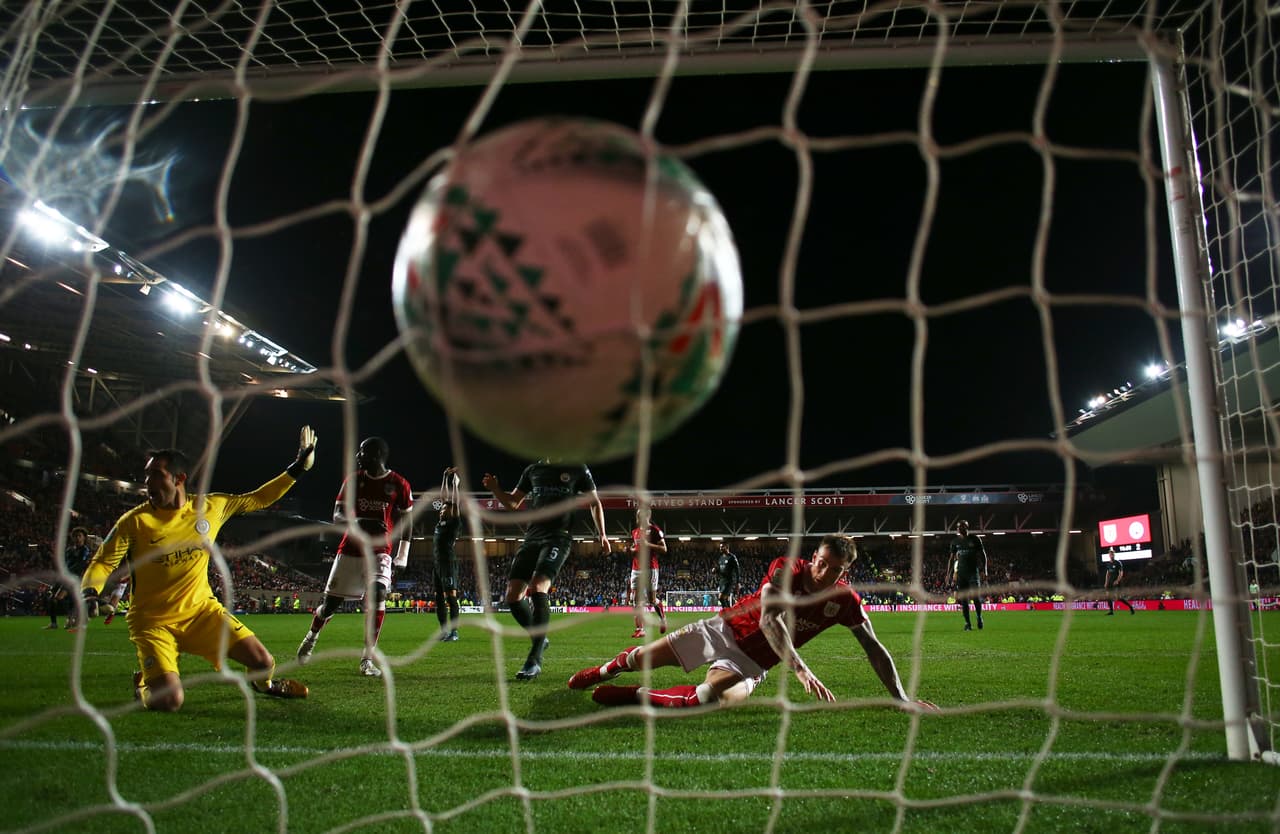 Los de casa se fueron al ataque, y en el tiempo añadido (m.94) tuvieron recompensa a su valentía, después de que Aden Flint rematara en boca de gol para delirio de una grada entregada.