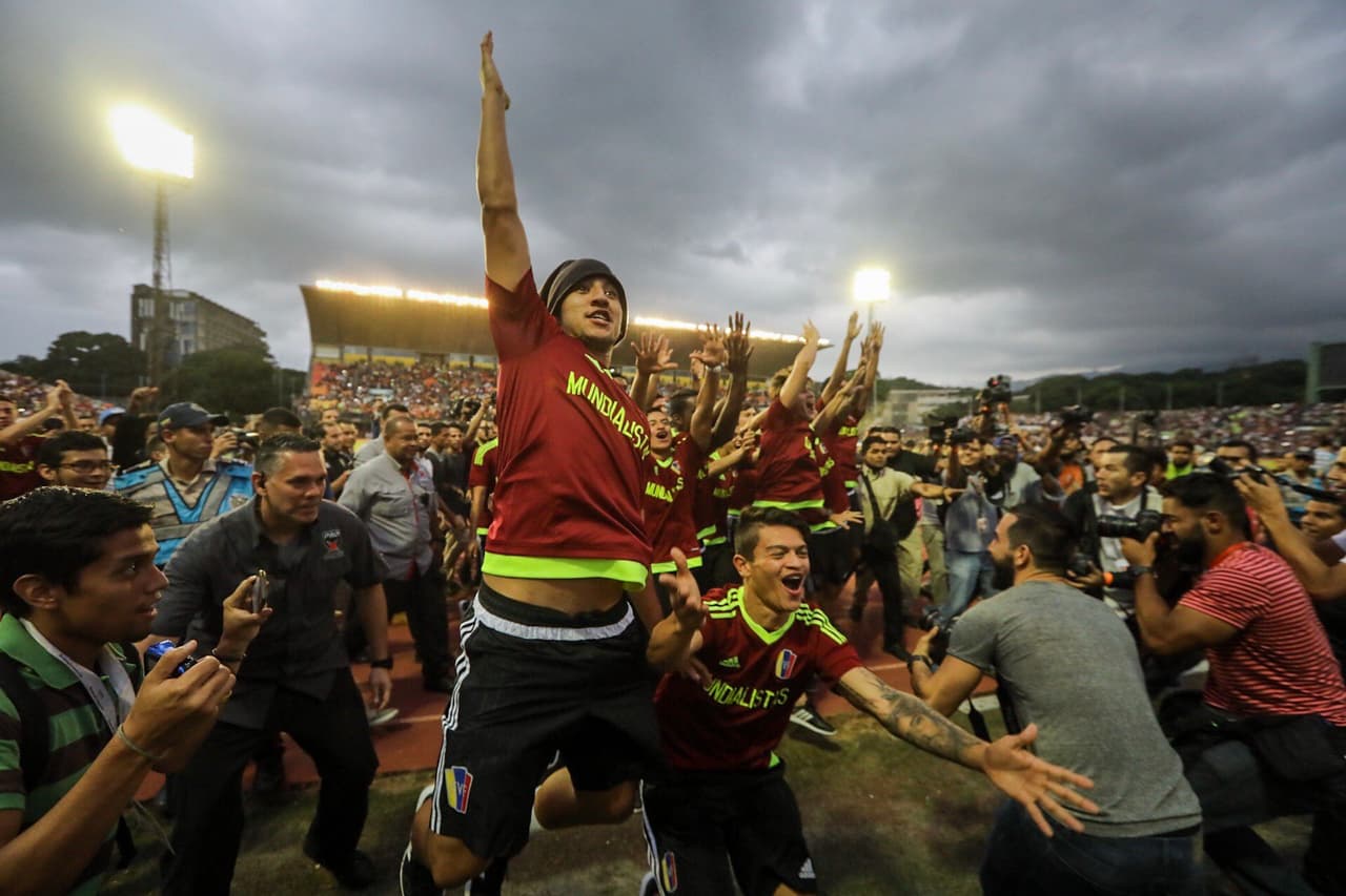 VEN122. CARACAS (VENEZUELA), 13/06/2017.- El jugador de la selección Sub'20 de fútbol de Venezuela Ronaldo Peña (c) celebra durante un homenaje hoy, martes 13 de junio de 2017, en el estadio Olímpico Universitario en Caracas (Venezuela). Miles de venezolanos homenajearon este martes a los jugadores de la plantilla Sub'20 de su país, que obtuvo el subcampeonato en el Mundial de la categoría que se disputó hasta el pasado 11 de junio en Corea del Sur, con un multitudinario acto en el estadio Olímpico de la Universidad Central de Venezuela (UCV), en Caracas. EFE/Miguel Gutiérrez