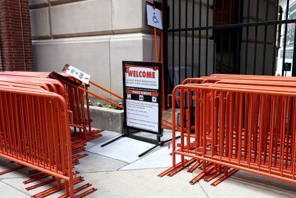 Mientras los ánimos siguen caldeados en Baltimore, los Orioles jugaron contra los Medias Blancas, pero en un estadio vacío, por primera vez en la historia.