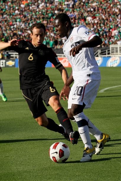 Fredy Adu, de lejos lo mejor de Estados Unidos en el Rose Bowl.