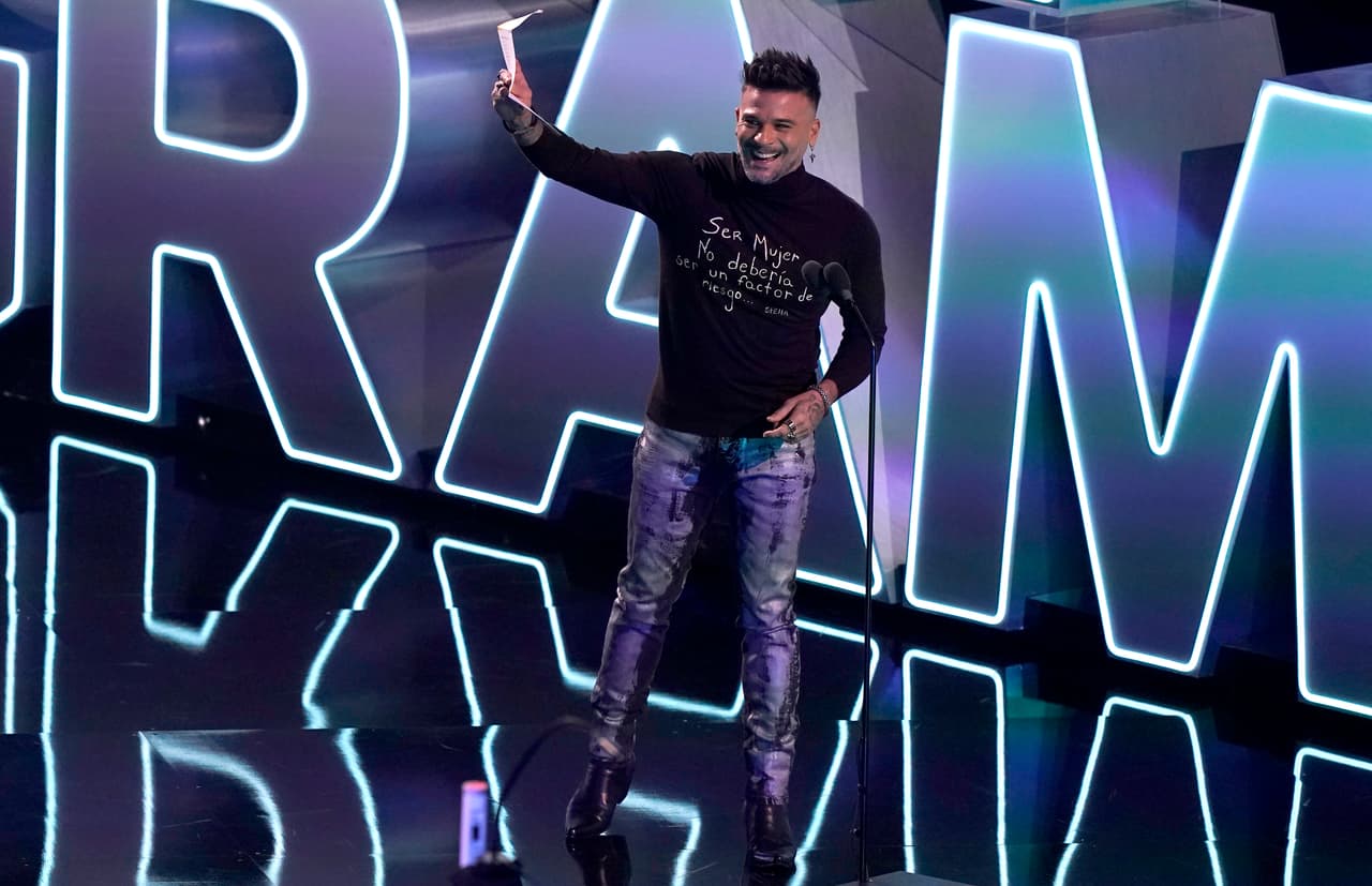 Estrellas como Natalia Lafourcade se llevo el mejor albúm, Residente recibió el premio a la canción del año y Alejandro Sanz fue el ganador de la grabación del año. Estos fueron los premios mas destacados de la noche.