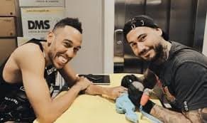 Aubameyang es investigado por Arsenal tras tatuarse en pandemia
