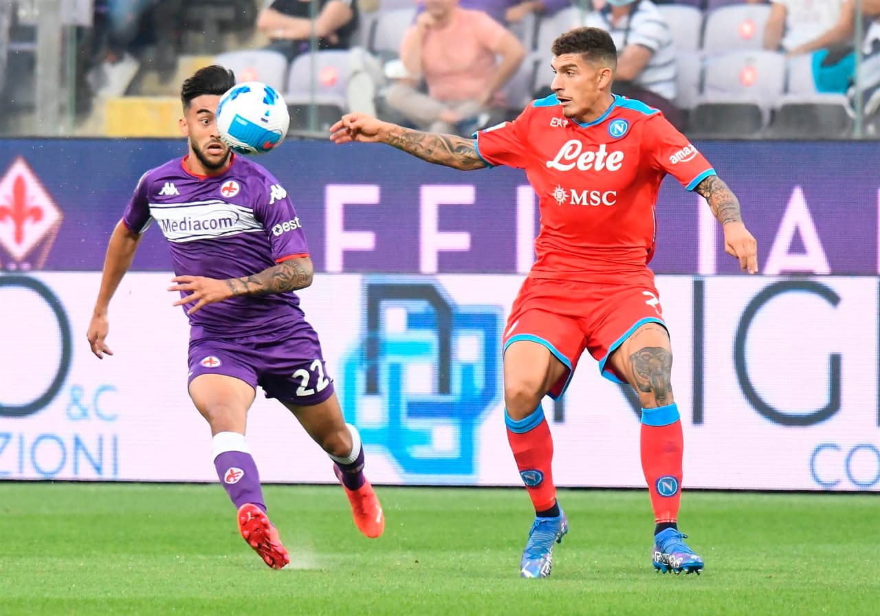 Napoli supera a la Fiorentina 2-1 en su visita a Florencia. Lucas Martínez ponía arriba a los locales al minuto 28, pero el mexicano Hirving Lozano empataba el partido y su compañero Amir Rrahmani cerró el triunfo para la 'Azzurra' en la J7 de la Serie A.