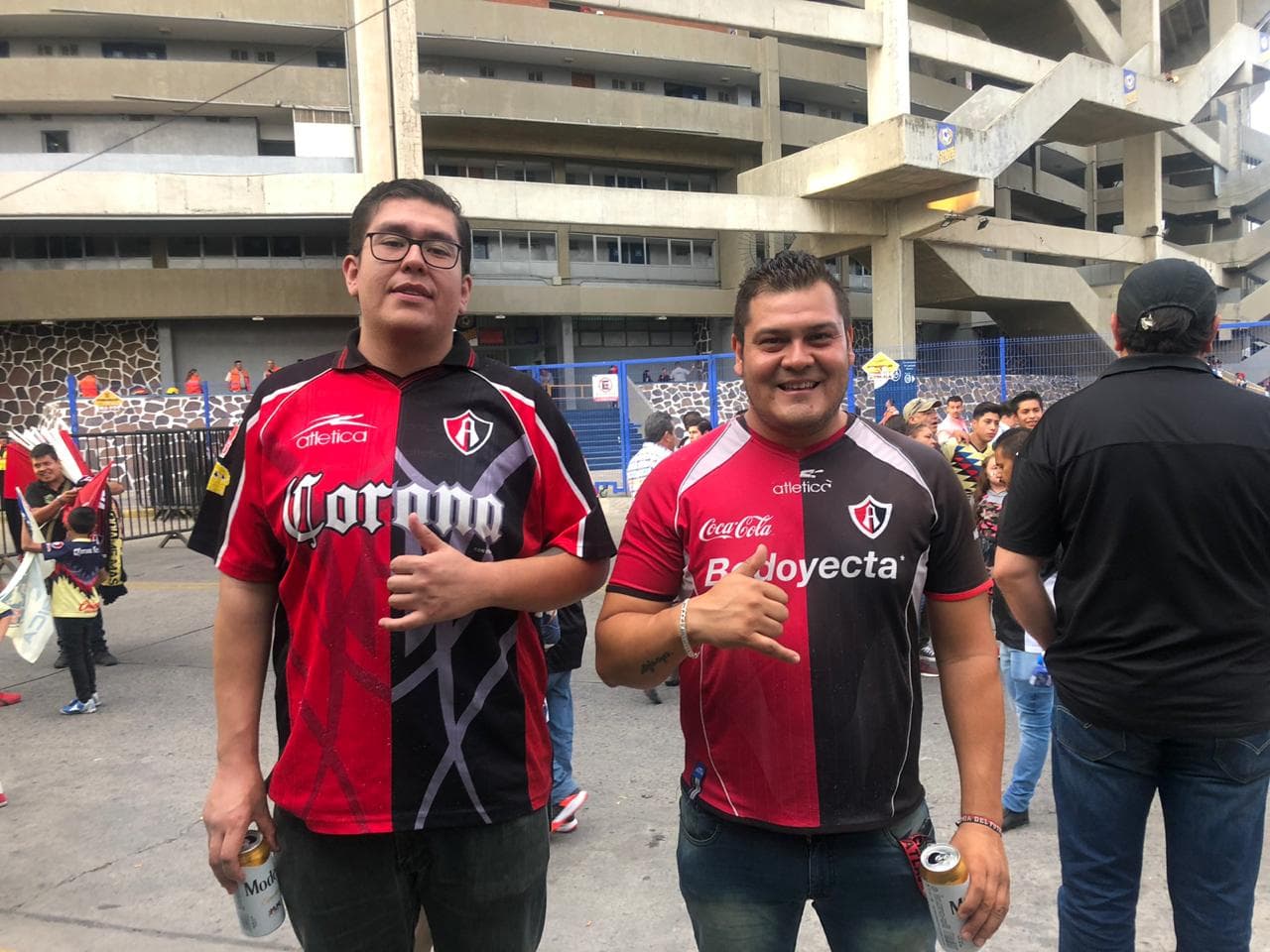 Los aficionados llegan a tiempo para disfrutar el cotejo.