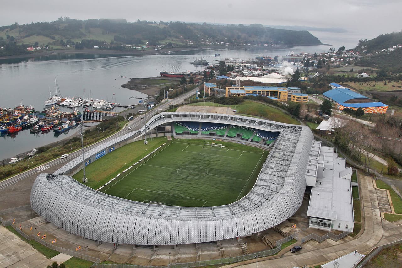 Estadio Regional de Chinquihue (Chile) - Esta úbicado en Puerto Montt y fue el primero en tener césped artificial en el fútbol chileno. No cuenta con una de las tribunas ya que tiene vista al lago.