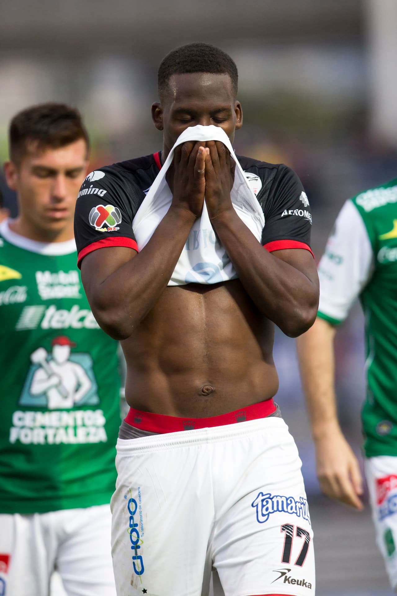 En los últimos minutos del partido, Lobos tuvo un par de penales a su favor, pero Jonathan Fabbro y Luis Advíncula fallaron sus disparos.