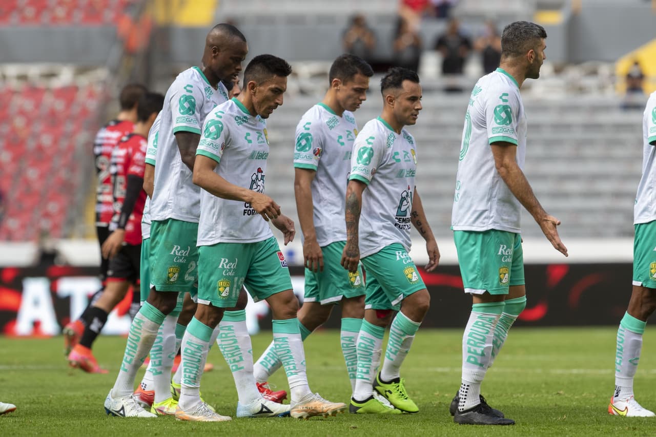 León se fue al descanso desconcertado.