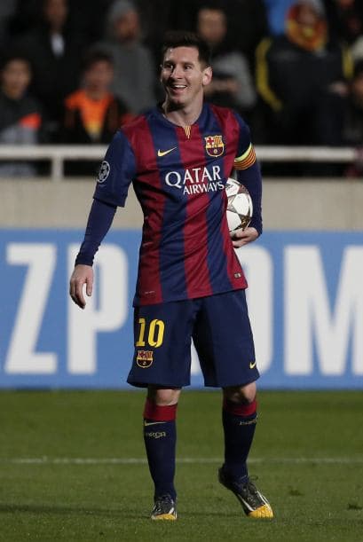 Sin embargo siempre se encarga de que en la cancha se aclaren las dudas como hace en el Camp Nou en cada nueva temporada, donde las posibles vueltas a la cabeza que le pueda dar Lio a un cambio de aires, son incompatibles con que el '10' da lo mejor de sí mientras viste la camiseta azulgrana