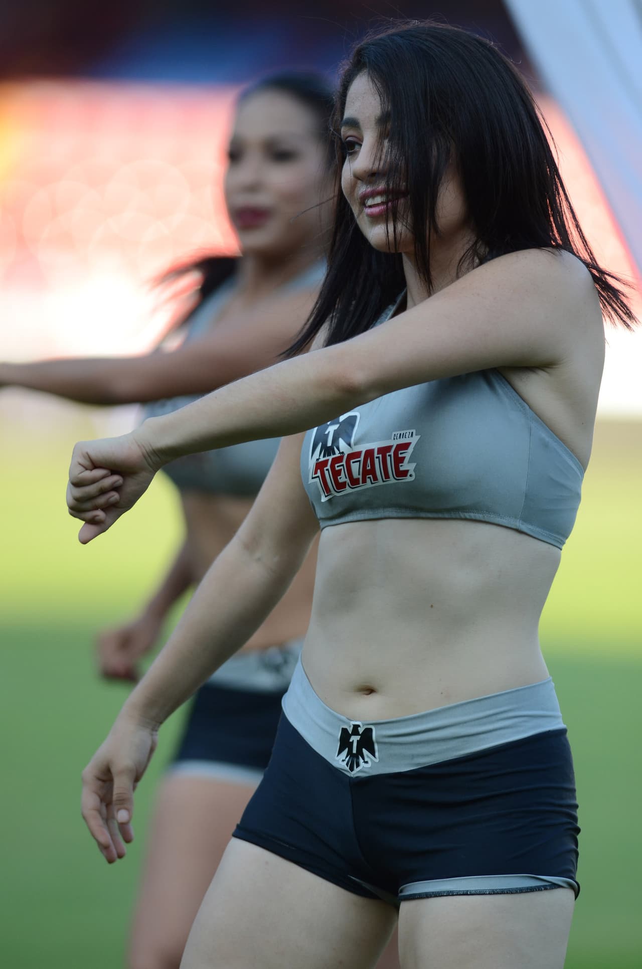 Pero también a pie de campo con las porristas que animaron a la afición.