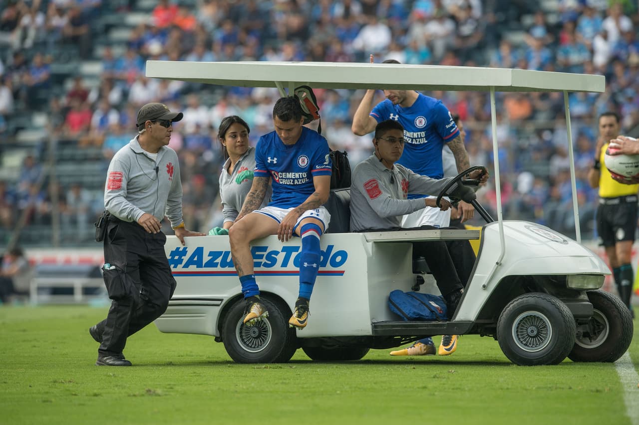 El partido estuvo lleno de lesiones y expulsiones. Aquí vemos a Julio César Domínguez salir de cambio apenas al minuto 17.