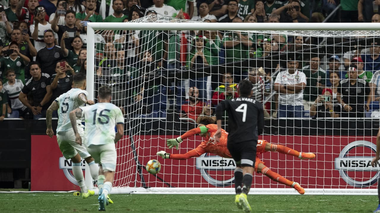 Un penal a favor de la albiceleste y Ochoa no alcanza a llegar.