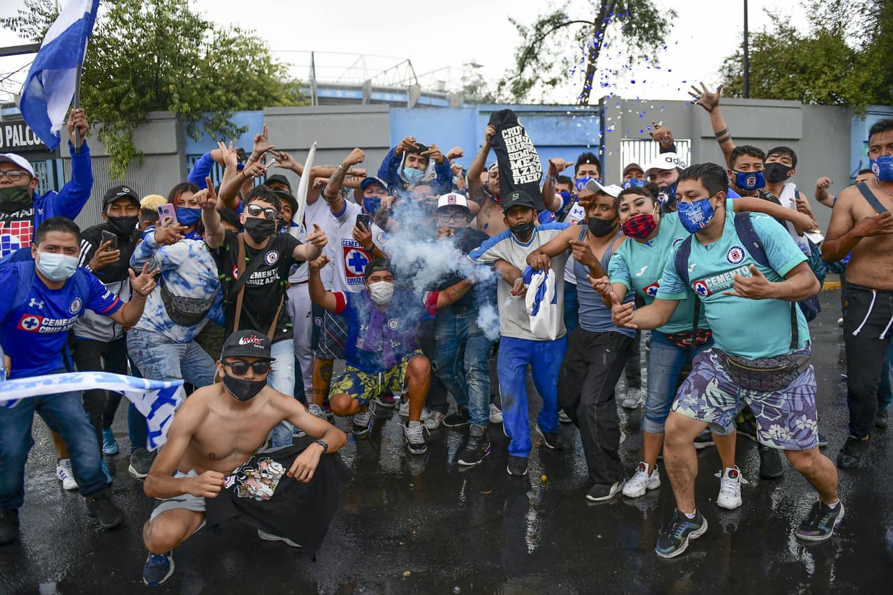 Algunos aficionados de la Máquina del Cruz Azul hicieron un pequeño viaje desde ecatepec para apoyar a sus futbolistas minutos antes de que inicie el clásico joven.