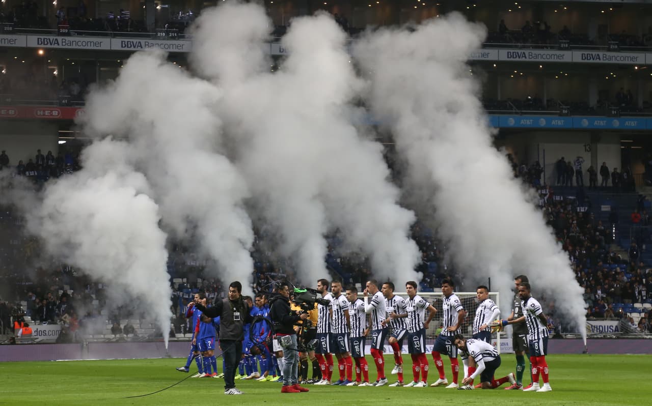 El Estadio BBVA acogió la Ida de la Semifinal entre Monterrey y Cruz Azul en medio de un clima algo frío y con altas expectativas de la afición regiomontana con sus Rayados.