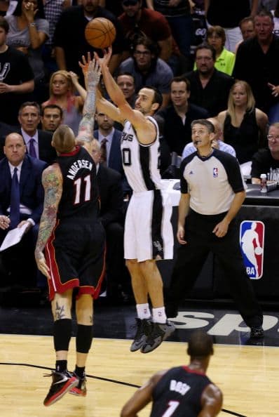 Todo o nada. Dispuestos a dejar la vida en la cancha San Antonio fue por su quinto campeonato mientras Miami buscaba salir de la mala racha 3-1 pese a que ningún equipo en la historia lo había logrado en una final. San Antonio apaleó a Miami.          