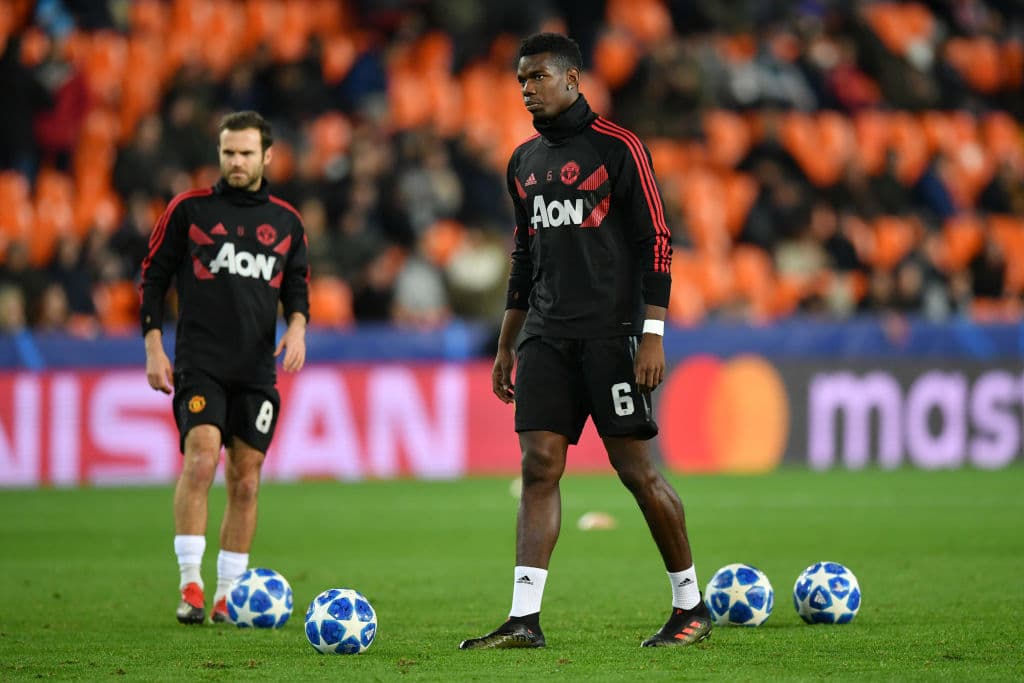 Juan Mata, a la izquierda, practicando los disparos a puerta junto al jugador campeón del mundo Paul Pogba, a minutos de iniciar el juego.