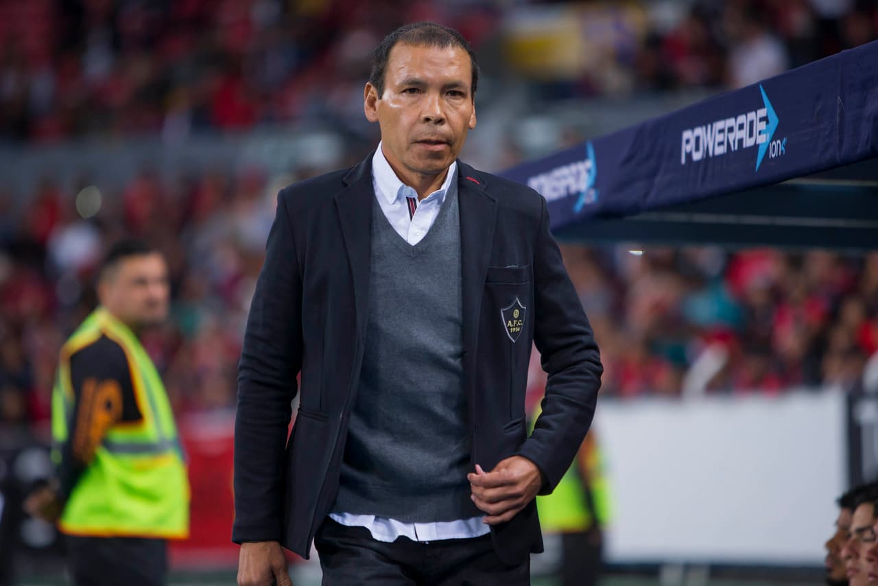 Action photo during the match Atlas vs Monterrey, Corresponding to first leg match of Quarter-finals of the Apertura Tournament 2017 of Liga BBVA BAncomer MX, at Jalisco Stadium. Foto de accion durante el partido Atlas vs Monterrey, Correspondiente al partido de ida de los Cuartos de Final del Torneo Apertura 2017 de la Liga BBVA BAncomer MX, en el Estadio Jalisco, en la foto: Jose Guadalupe Cruz DT de ATlas 23/11/2017/MEXSPORT/Cristian de Marchena.