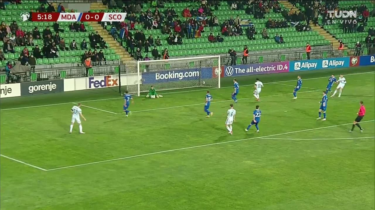 ¡TIRO ATAJADO! disparo por Stuart Armstrong.