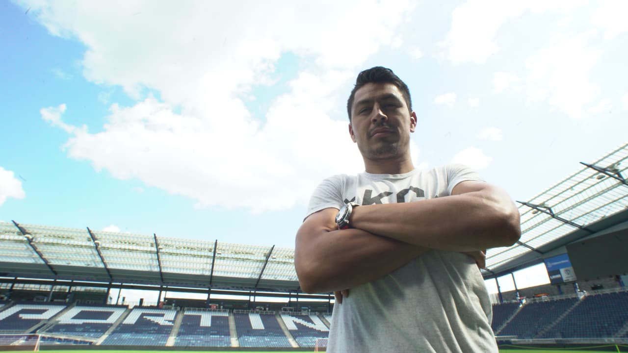 El estadio a sus espaldas y las iniciales de Kansas City en su pecho. El fútbol y la ciudad, dos temas importantes en la vida de Roger Espinoza.