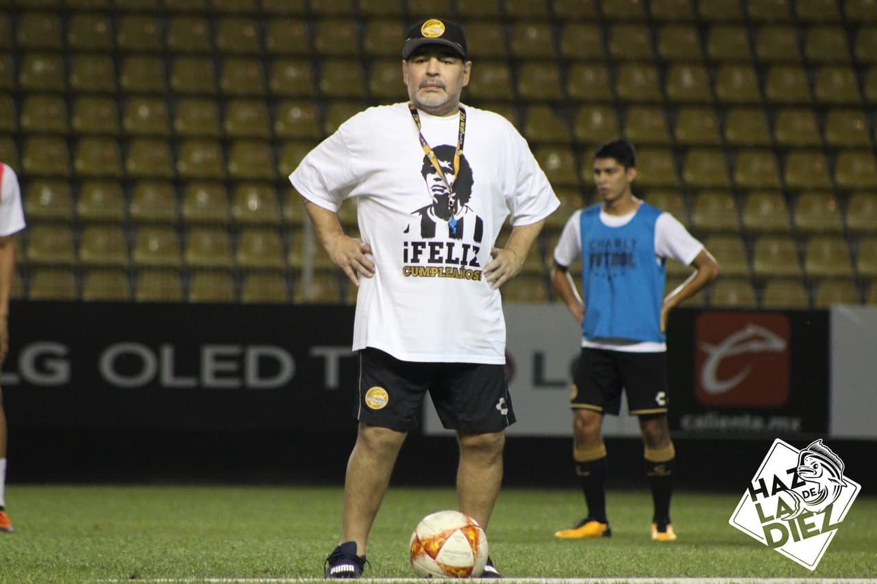 De hecho, todos realizaron la sesión con una playera conmemorativa al natalicio del Diego.