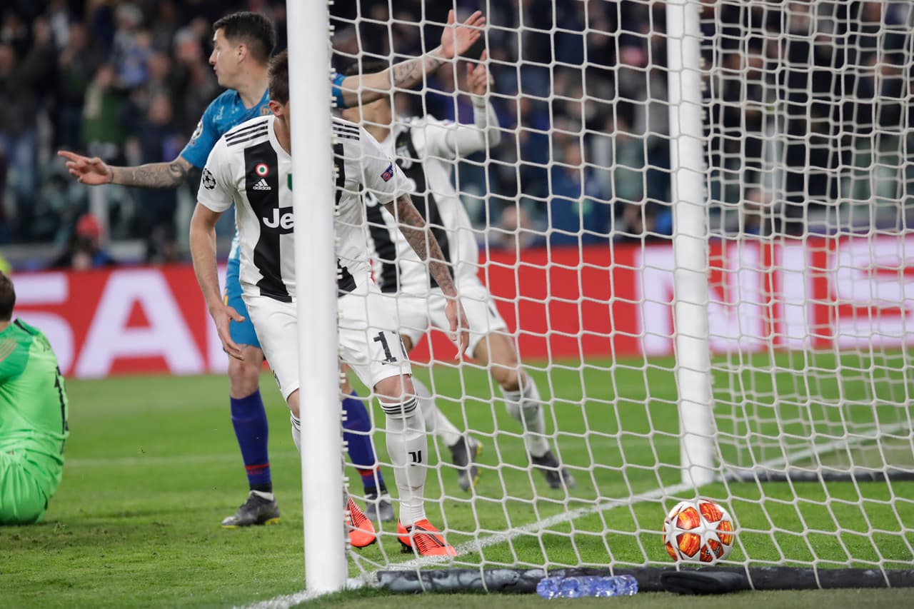 El balón al fondo puso a celebrar a todos en Juventus hasta que se escuchó la anulación de la jugada.