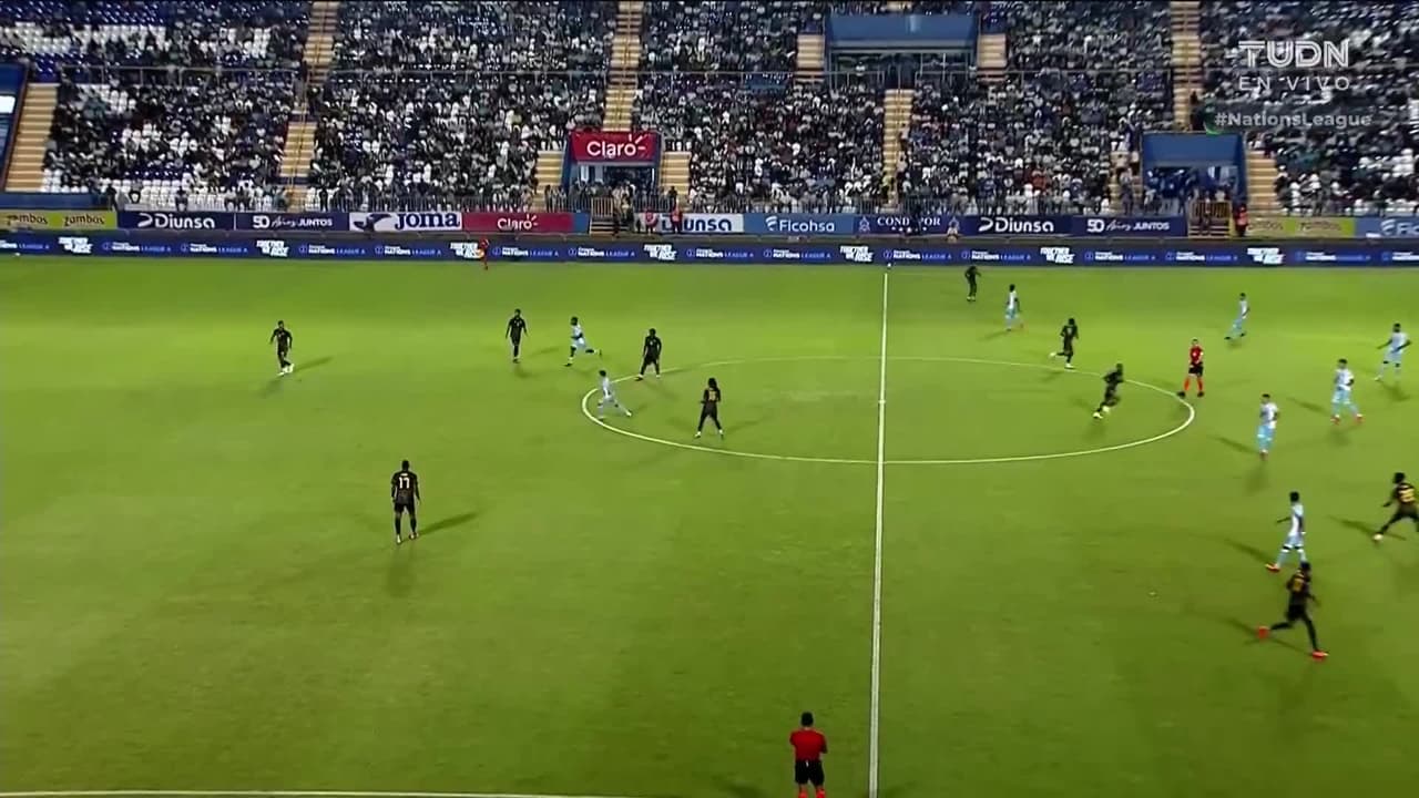 Arranca el partido y la pelota está en juego.