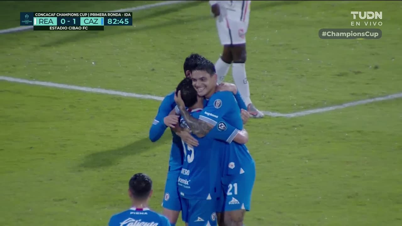 La defensa del Real Hope desvía a su puerta el remate del Toro