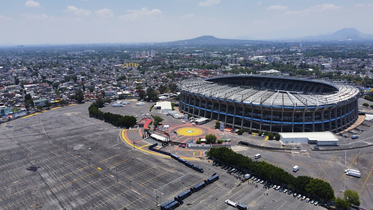 Miles de seguidores de Cruz Azul aparecieron en los alrededores del Estadio Azteca para cantar, alentar y gritar en apoyo a la Máquina celeste para la Final del Guardanes 2021 ante Santos Laguna.