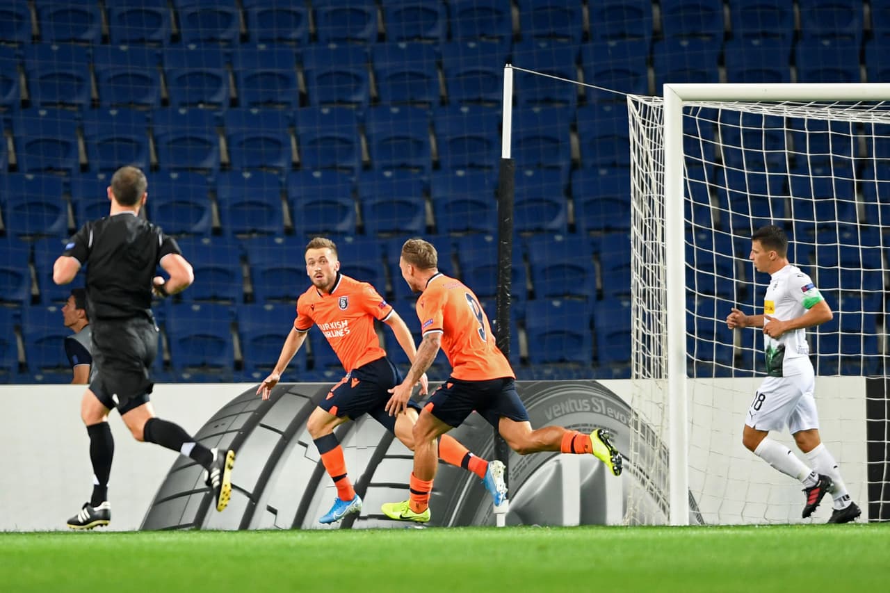 Y en 2011 firmó con el Istanbul Basaksehir.