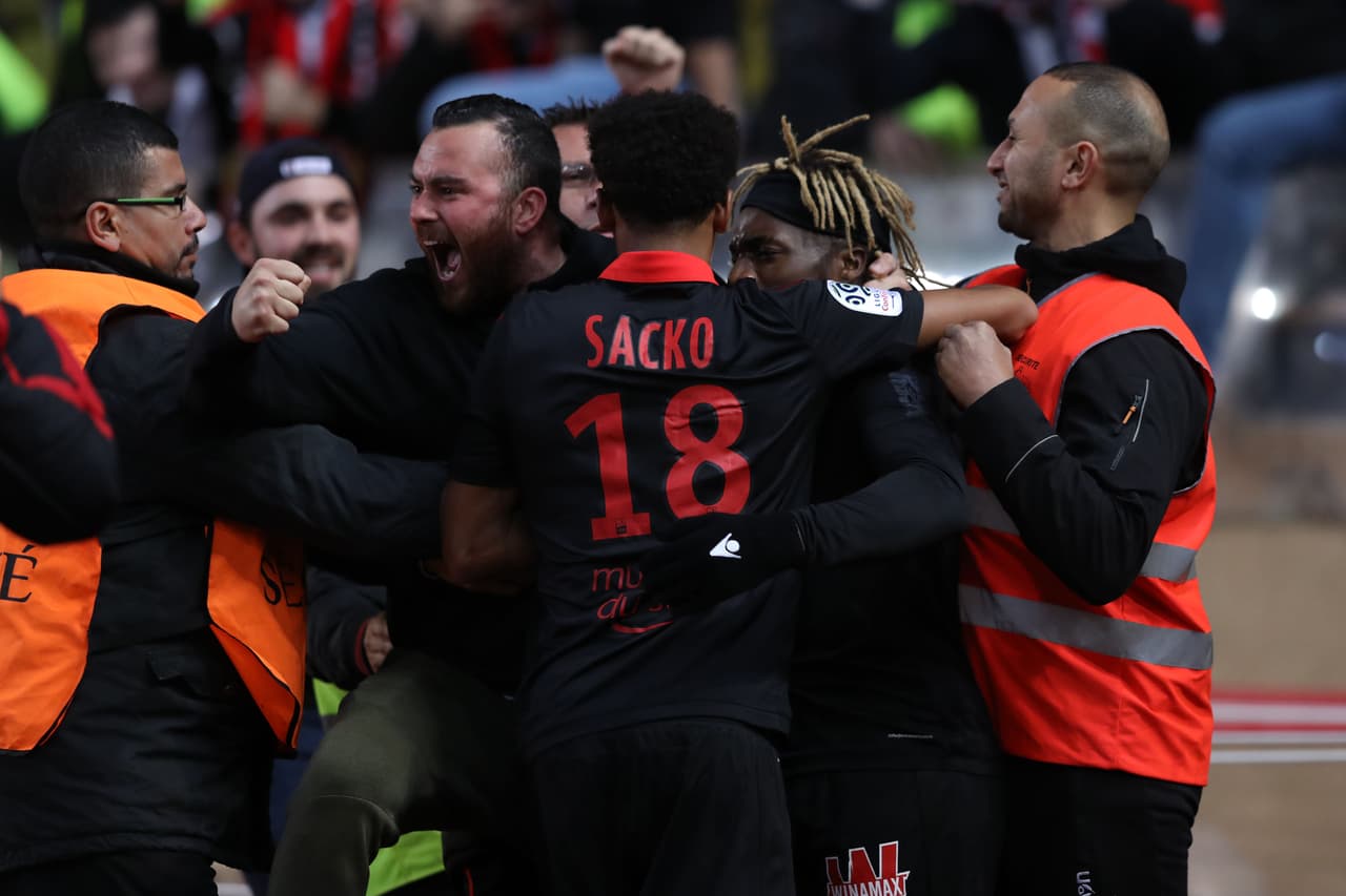 Quinto festejo del joven de 21 años en esta temporada, incluso con ingreso de uno de los aficionados que tuvo que ser sacado del terreno de juego.