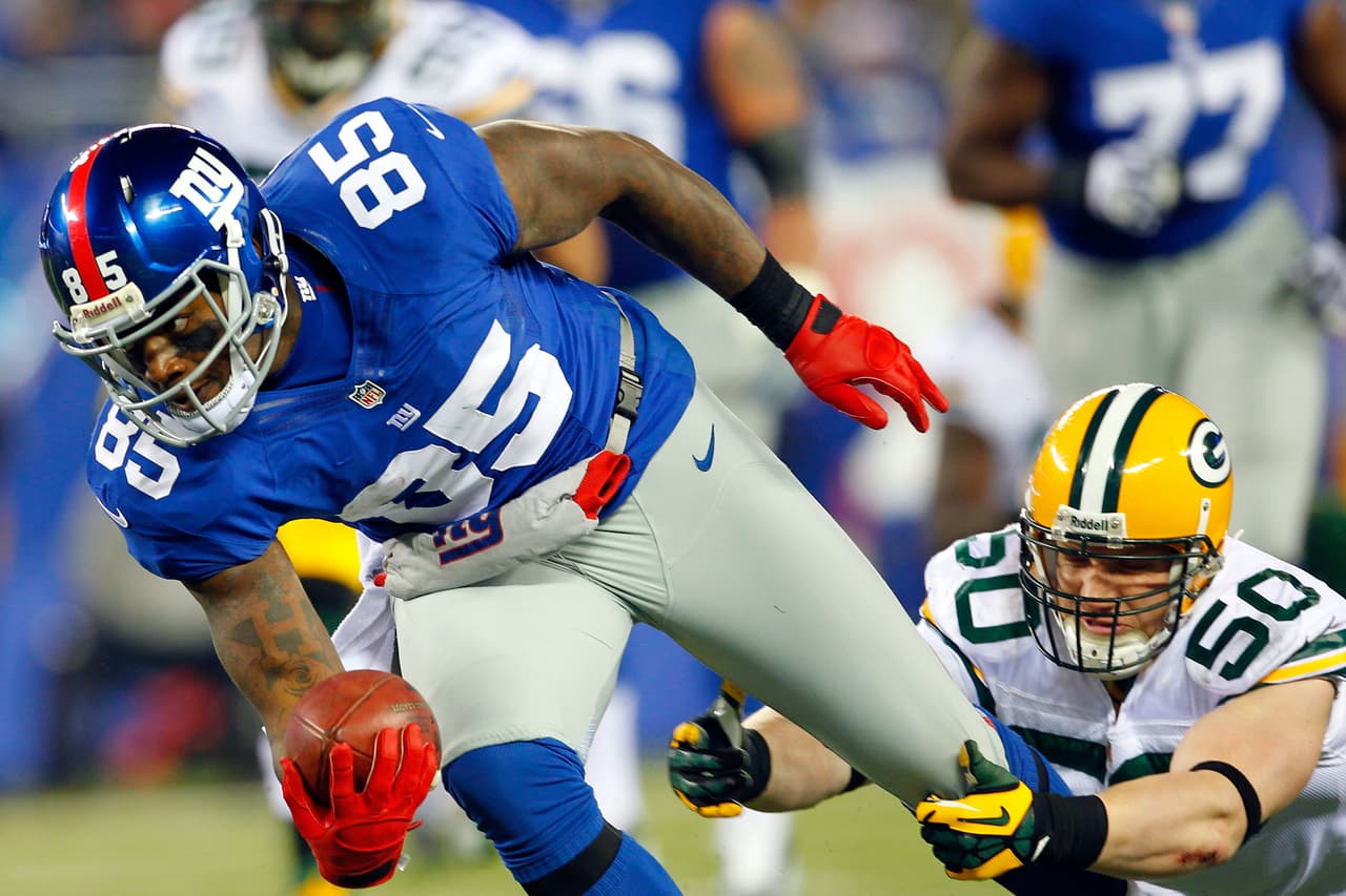 EAST RUTHERFORD, NJ - NOVEMBER 25: Tight end Martellus Bennett #85 of the New York Giants runs with the ball against inside linebacker A.J. Hawk #50 of the Green Bay Packers at MetLife Stadium on November 25, 2012 in East Rutherford, New Jersey. (Photo by Rich Schultz/Getty Images)