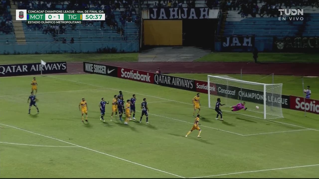 ¡Casi autogol! Licona se estira y alcanza a sacar el esférico