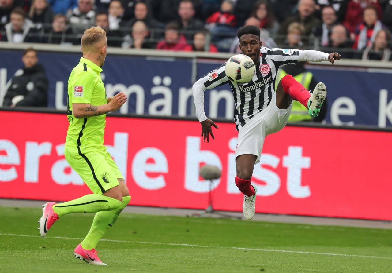 Con este revulsivo se notó de inmediato la capacidad de ataque de Eintracht Frankfurt y allí empezó a brillar con luz propia la figura del mexicano.