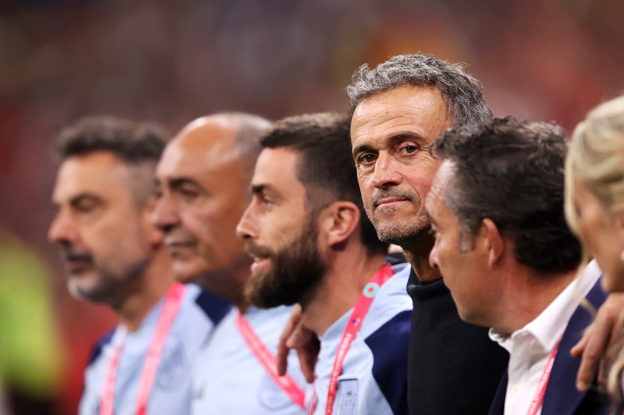 Luis Enrique, tranquilo durante el himno nacional español.