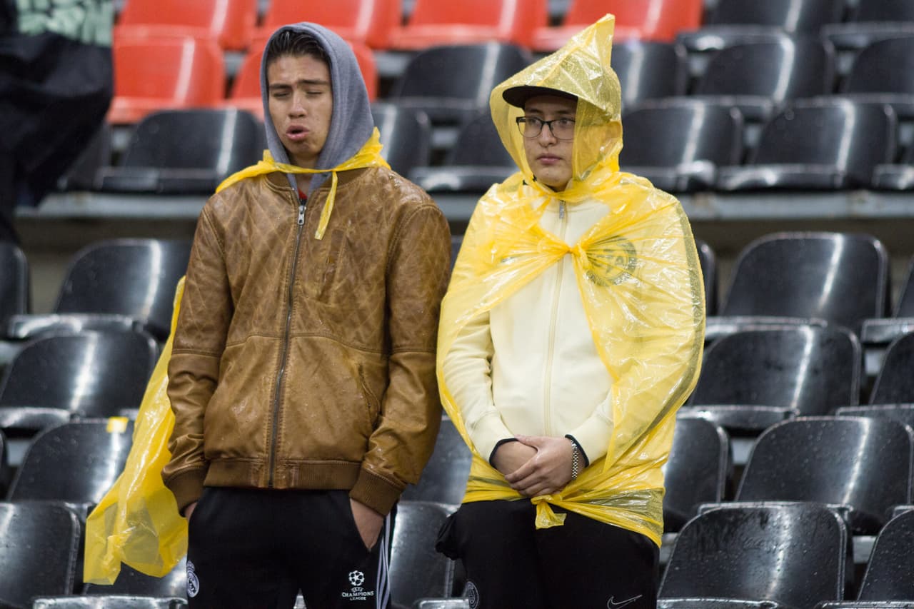 Nunca faltan los valientes, aquellos que desafían a los pronósticos del tiempo, con tal de estar al pie del cañón y acompañar al equipo de sus amores.