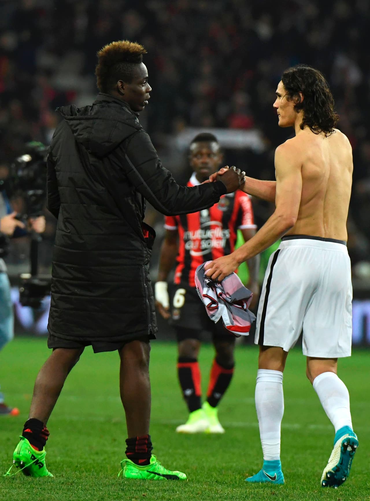 Al final del juego, Mario se acercó a Cavani para decirle: '¿Amigos?'. Y el charrúa respondió : 'Amigos'.