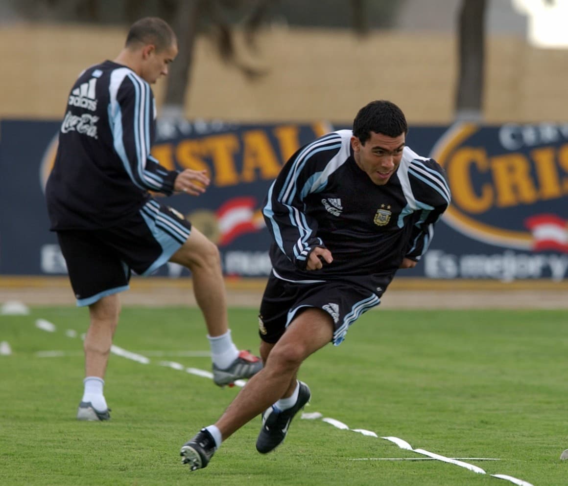 En Trinidad y Tobago 2001 Argentina llegó a Semifinales de la mano de Carlos Tévez. El 'Apache' ha ganado tres ligas de Argentina con Boca Juniors, tres de Inglaterra -dos con Manchester United y la otra con el City- y dos veces la Serie A con Juventus, además de una Champions League y un Mundial de Clubes con el United y una Copa Libertadores y una Sudamericana con Boca. Tévez también fue campeón olímpico con Argentina en Atenas 2004.