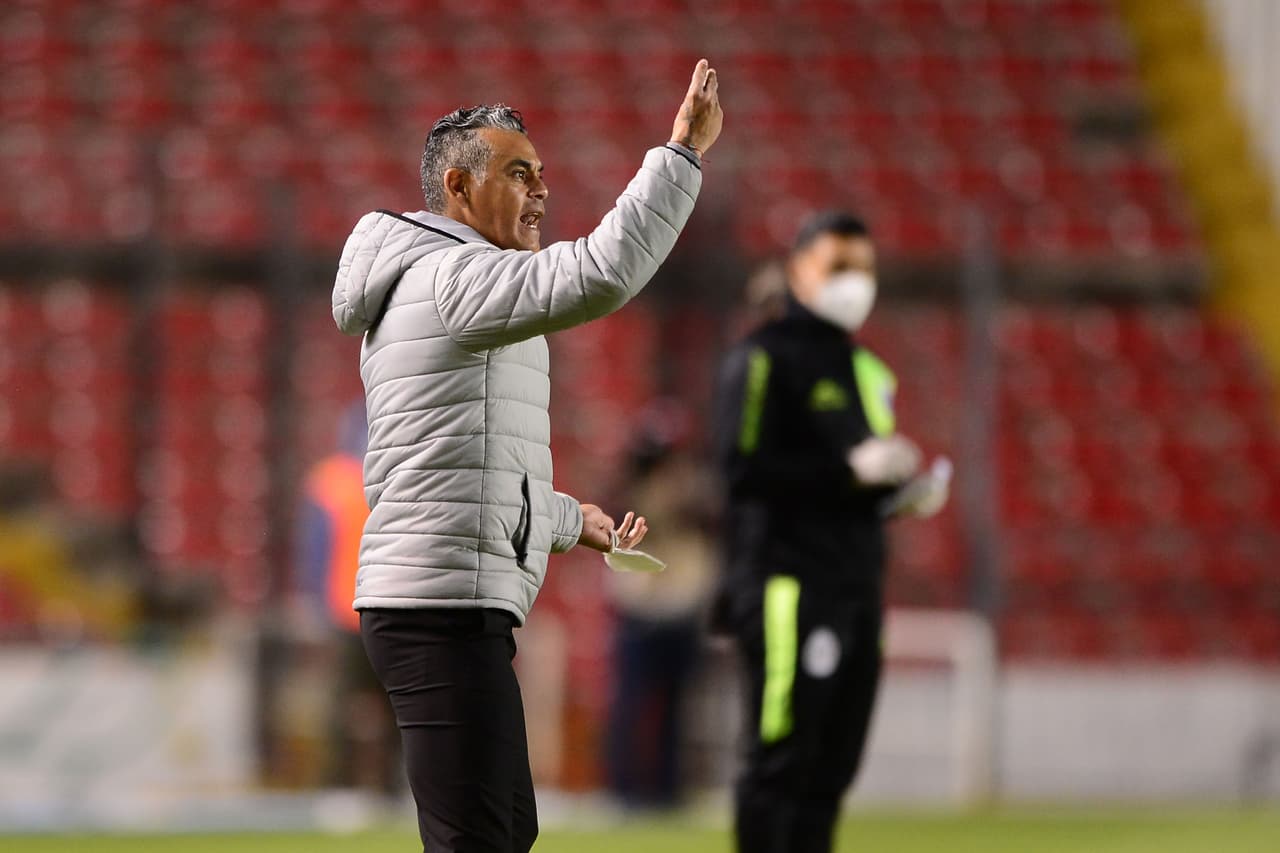 Pity Altamirano explica por qué dejó en la banca a Gil Alcalá