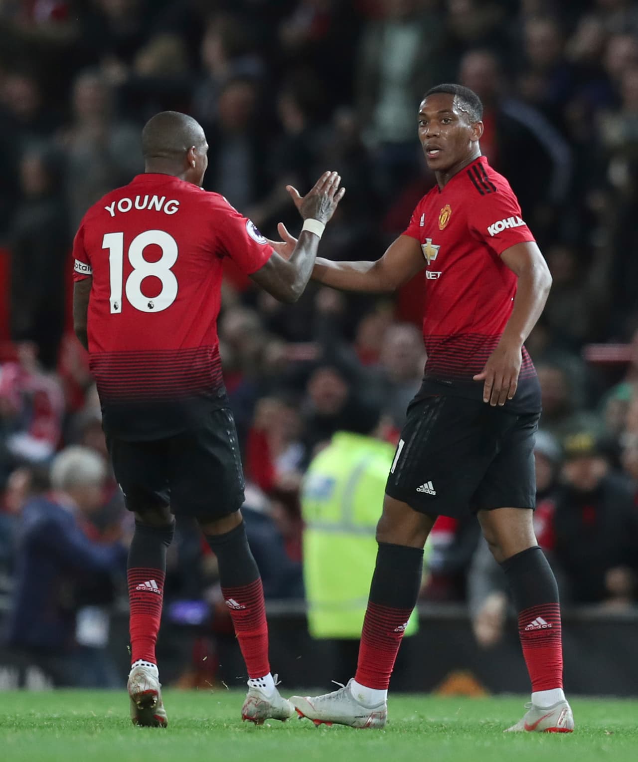 No era para nada un buen partido del delantero francés, pero con categoría se acomodó y remató al primer palo para celebrar.