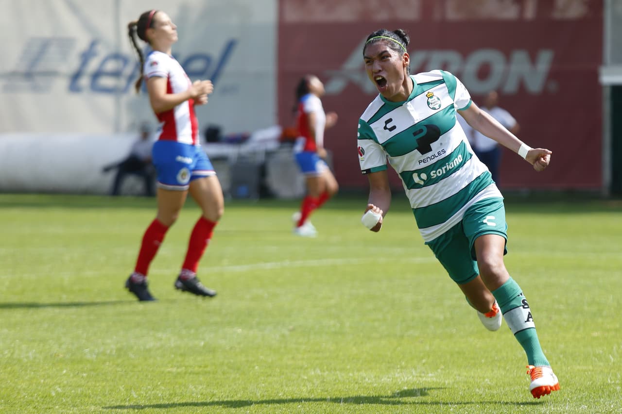 Con hat-trick de Estela Gómez, las de Torreón vencieron a las Chivas en Guadalajara 2-3; Dania Pérez y María Guadalupe Velázquez descontaron por las locales.