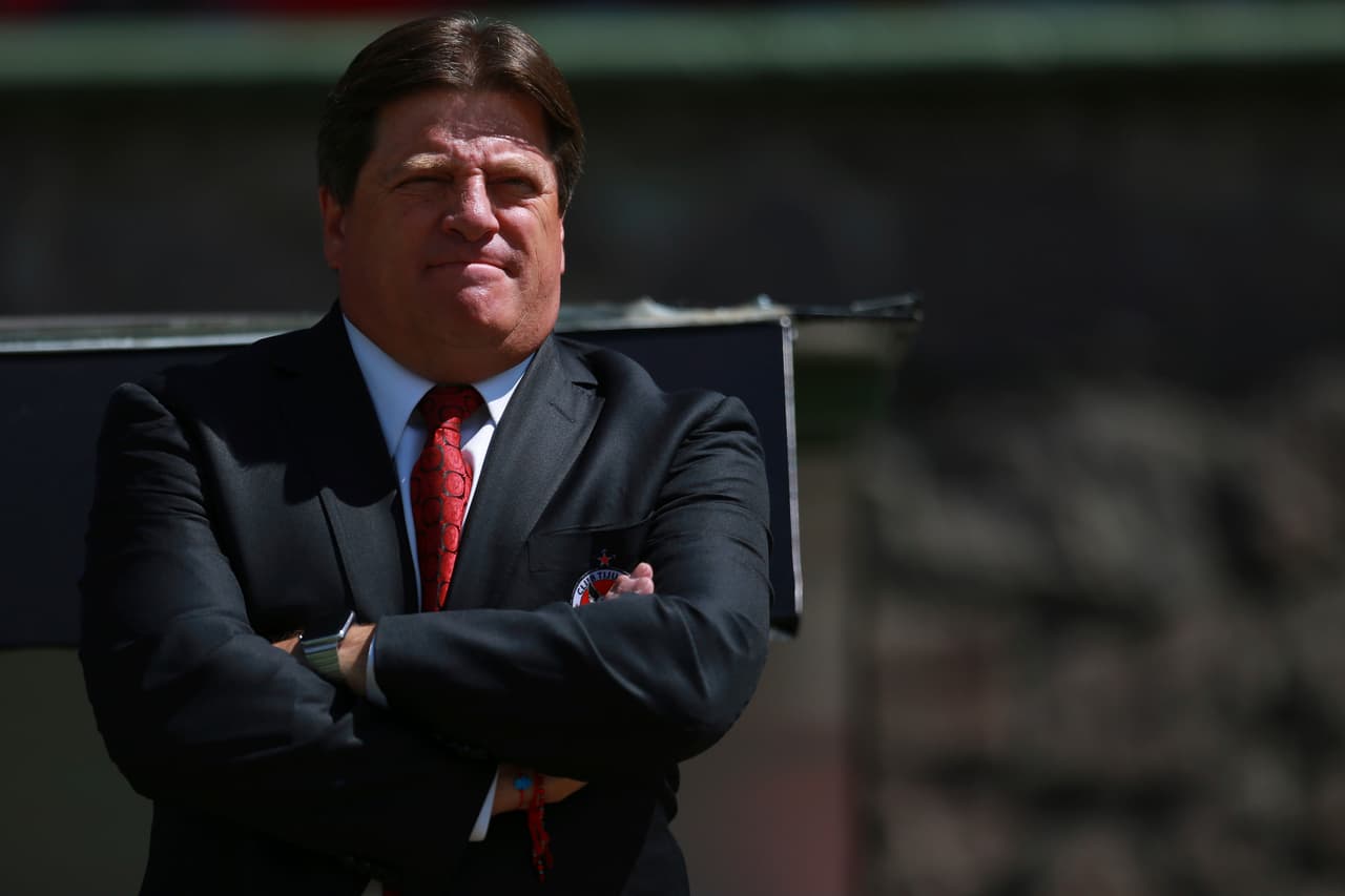 TOLUCA, MEXICO - OCTOBER 30: Miguel Herrera coach of Tijuana looks on during the 15th round match between Toluca and Tijuana as part of the Torneo Apertura 2016 Liga MX at Universitario Alberto 'Chivo' Cordoba Stadium on October 30, 2016 in Toluca, Mexico. (Photo by Miguel Tovar/LatinContent/Getty Images)