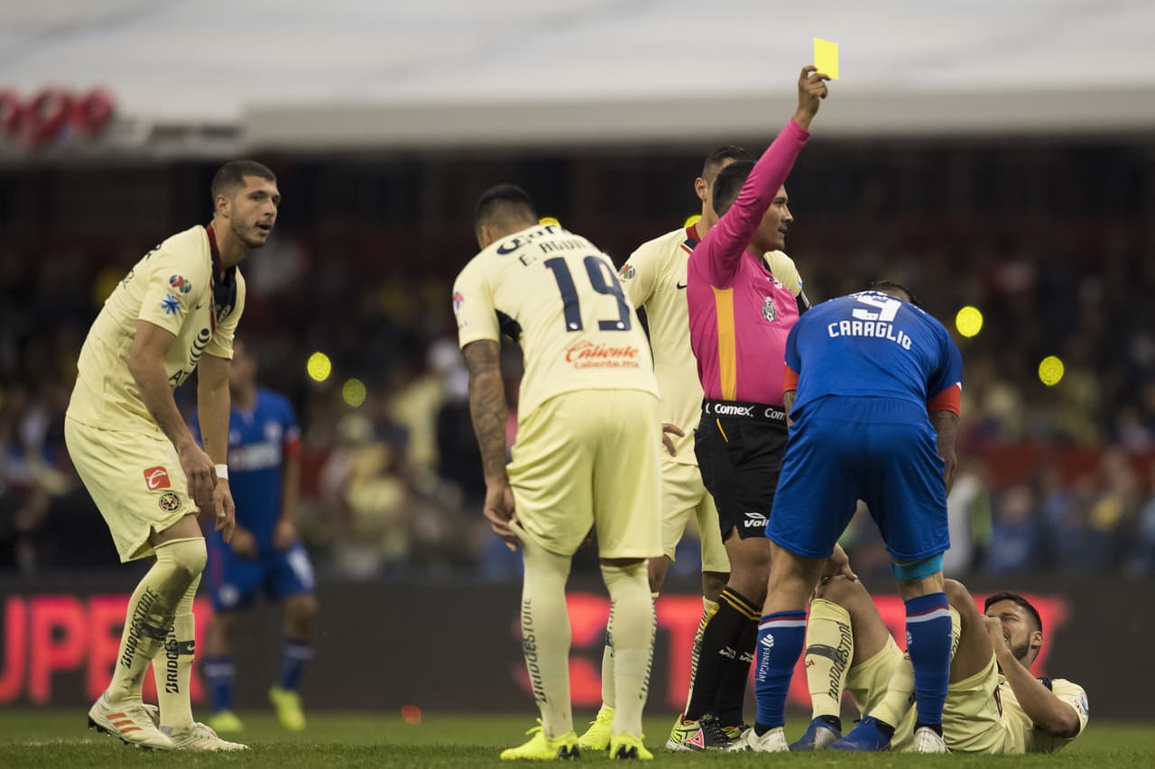 El árbitro mostró dos amarillas durante la primera parte: al minuto 18 a Martin Caraglio por Cruz Azul y al 42 a Renato Ibarra por América.
